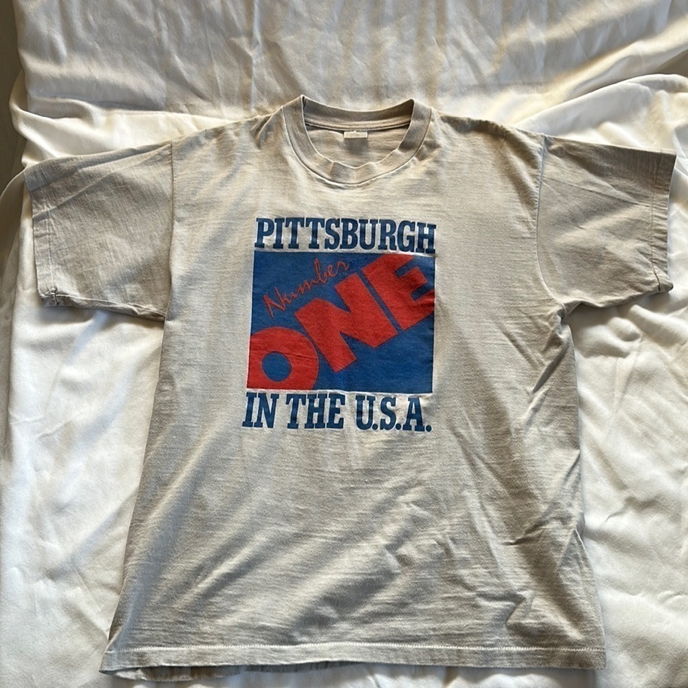 Vintage Pittsburgh T-Shirt, Size Large. Gently preowned condition.